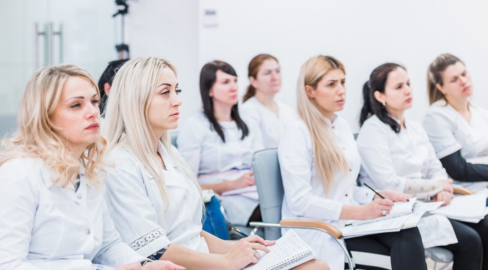 Începerea unei cariere în cosmetologie 